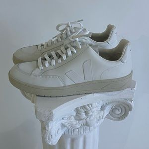 LIKE NEW: VEJA V12 MEN 10